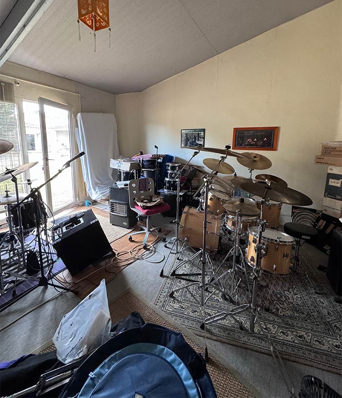 Salle de musique en désordre