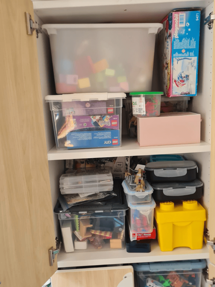 Chambre enfants partagée encombrée