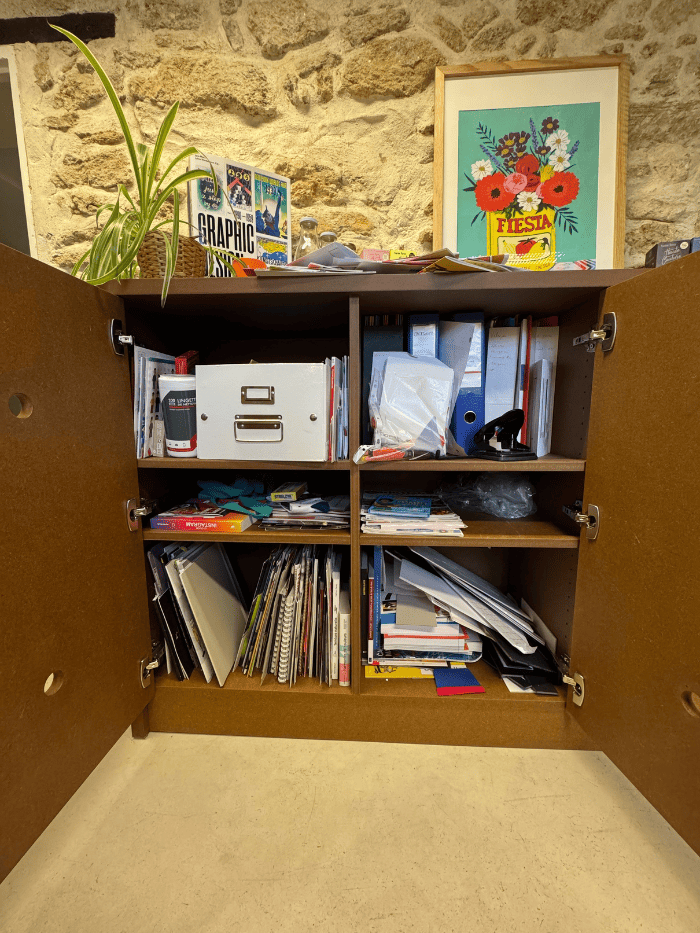 Espace professionnel encombré