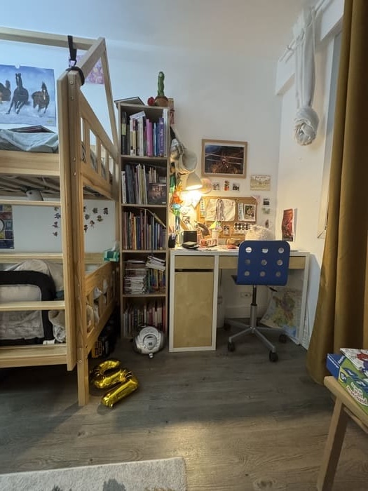 Chambre partagée enfants encombrée